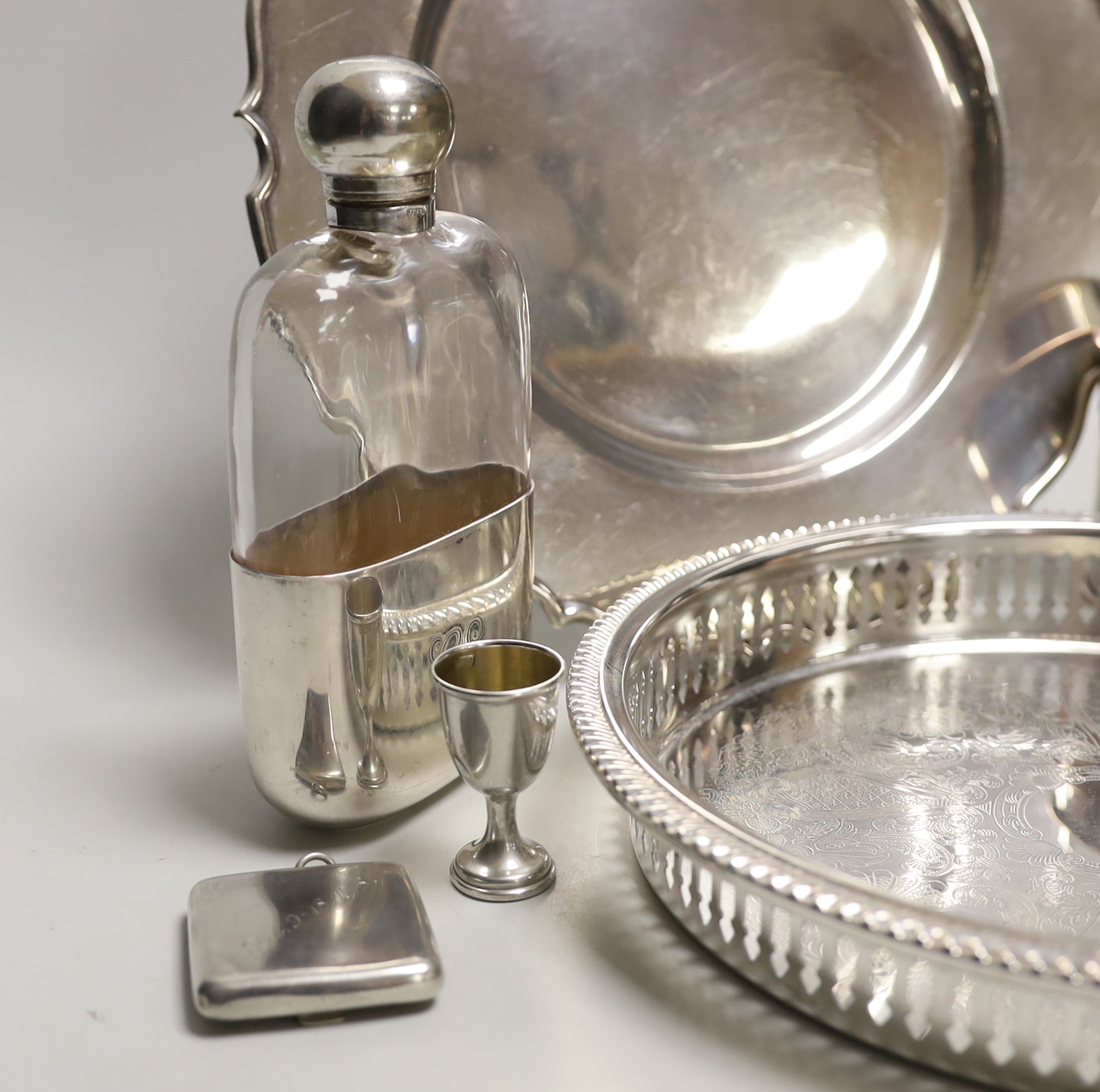 A George V silver small compact, a silver mounted timepiece, small silver tot and silver heart shaped pill box, together with four plated items.